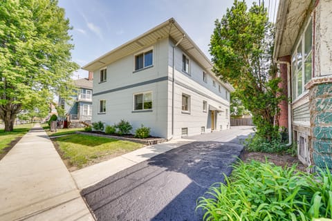 Top-Floor Wyandotte Apt Near Detroit Riverfront! Apartment in Lake Erie