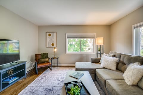 Top-Floor Wyandotte Apt Near Detroit Riverfront! Apartment in Lake Erie