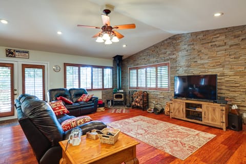 Cozy Mi-Wuk Village Cabin w/ Deck! House in Mi Wuk Village