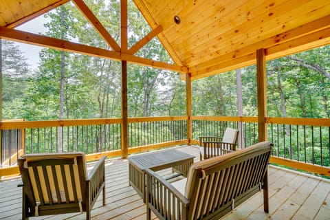 Luxe Sevierville Home w/ Deck Near Pigeon Forge! House in Sevier County