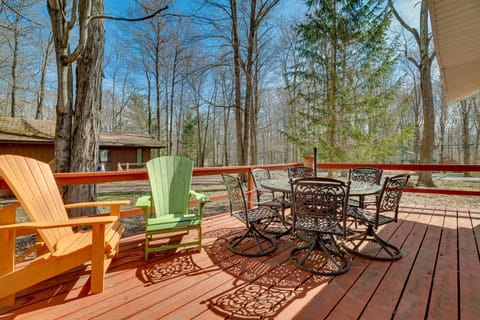 Cozy Pocono Lake Cottage w/ Fire Pit + Ping Pong! Cottage in Coolbaugh Township