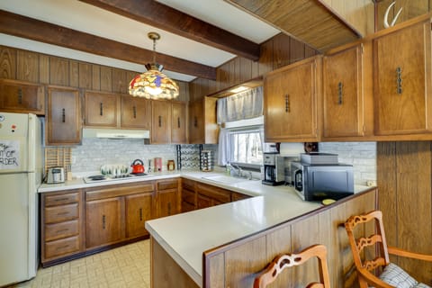 Cozy Pocono Lake Cottage w/ Fire Pit + Ping Pong! Cottage in Coolbaugh Township