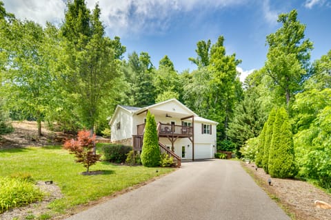 Blue Ridge Mountain Home w/ Sunroom: Pets Welcome House in Fairview