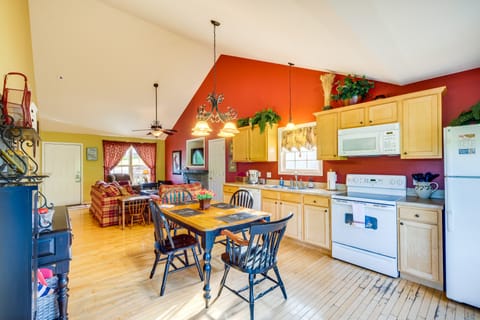 Taylorsville Cottage w/ Hot Tub & Lake Access! Cottage in Indiana