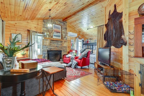 Pet-Friendly Haleyville Cabin Rental w/ Kayaks! House in Alabama