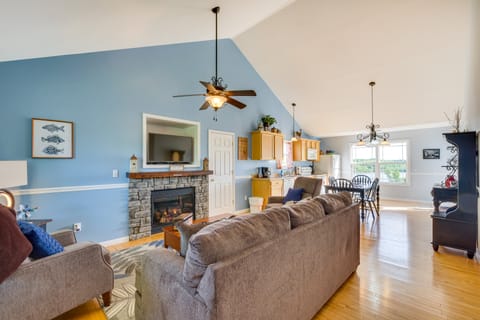 Cozy Cottage in Taylorsville: Hot Tub & Lake Views Cottage in Indiana