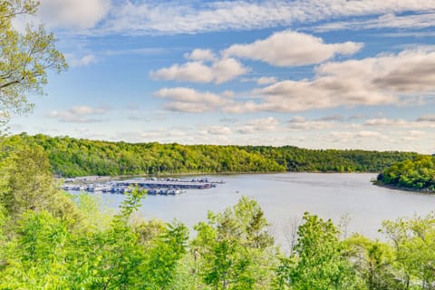 Cozy Cottage in Taylorsville: Hot Tub & Lake Views Cottage in Indiana