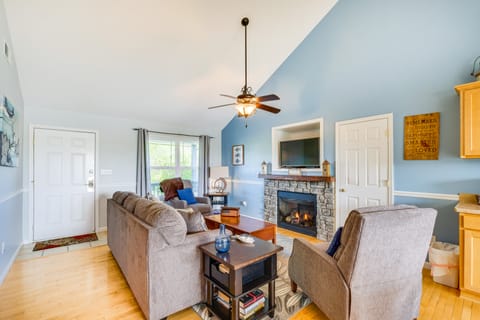 Cozy Cottage in Taylorsville: Hot Tub & Lake Views Cottage in Indiana