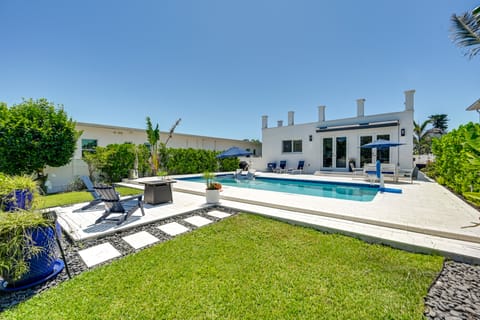 Luxury Naples Home w/ Private Pool ~ 1 Mi to Beach House in Vanderbilt Beach