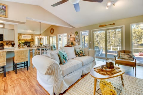 Fire Pit & Grill: Riverfront Home in Arkansas! House in Arkansas