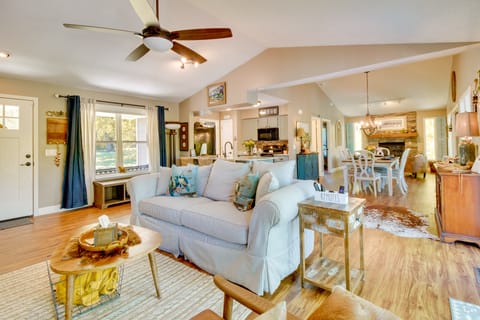 Fire Pit & Grill: Riverfront Home in Arkansas! House in Arkansas