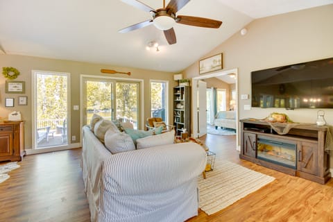 Fire Pit & Grill: Riverfront Home in Arkansas! House in Arkansas