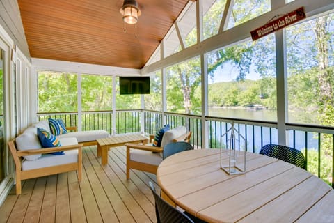 Fire Pit & Grill: Riverfront Home in Arkansas! House in Arkansas