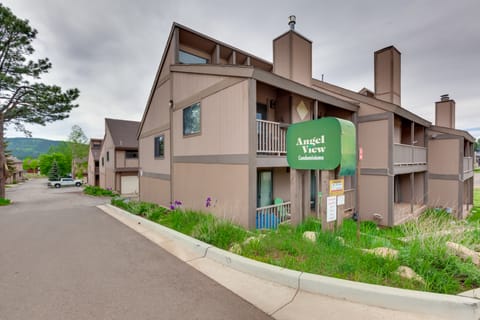 Chic Angel Fire Condo: Walk to Ski Resort! Apartment in Angel Fire