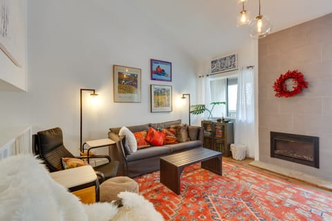 Chic Angel Fire Condo: Walk to Ski Resort! Apartment in Angel Fire