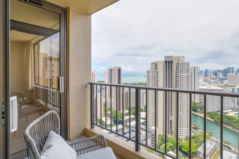 Honolulu Condo Stay w/ Balcony: Walk to Beaches! Apartment in McCully-Moiliili