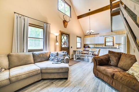 Family Roscommon Home - 3 Mi to Higgins Lake House in Michigan