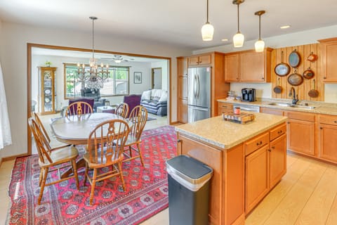 WFH-Friendly Columbiana Vacation Rental w/ Deck! Apartment in Ohio