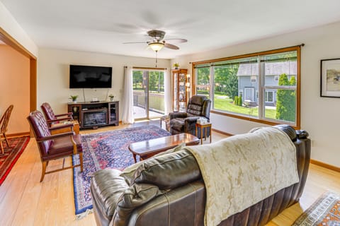 WFH-Friendly Columbiana Vacation Rental w/ Deck! Apartment in Ohio