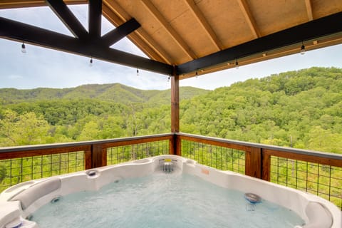 Luxury Sevierville Cabin w/ Private Hot Tub! House in Sevier County
