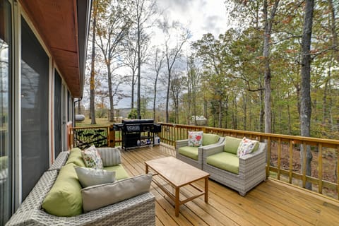 Cadiz Vacation Home w/ Deck: Walk to Lake Barkley House in Lake Barkley