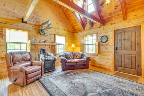 Secluded Oakland Cabin w/ Private Yard! House in Arkansas