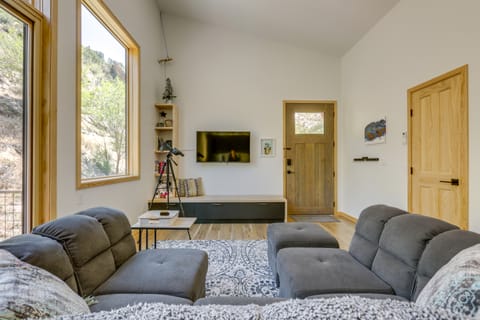 New Castle Getaway w/ Grill & Mountain Views! House in New Castle