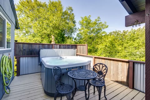 Hot Tub, Deck & Views: Waldport Getaway! House in Waldport