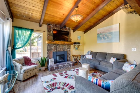 Hot Tub, Deck & Views: Waldport Getaway! House in Waldport
