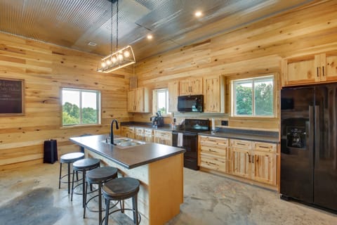 Burkesville Cabin, 3 Mi to Dale Hollow Lake! House in Tennessee