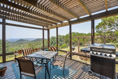 Pipe Creek Escape w/ Screened-In Porch & Hot Tub! House in Pipe Creek