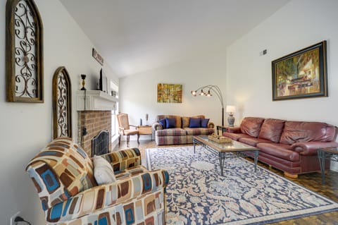 McQueeney Home w/ Grill ~ 10 Mi to New Braunfels House in McQueeney