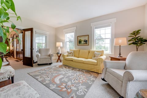 Wolcottville Farmhouse: 18 Mi to Shipshewana House in Indiana