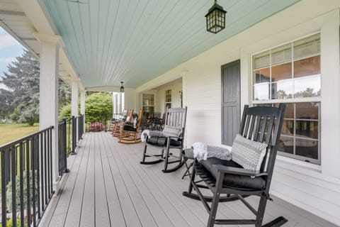 Wolcottville Farmhouse: 18 Mi to Shipshewana House in Indiana