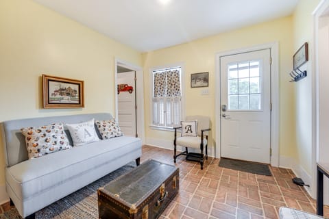 Wolcottville Farmhouse: 18 Mi to Shipshewana House in Indiana