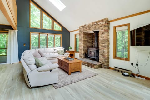 Woodsy Big Bass Lake Hideaway w/ Fire Pit + Deck! House in Pocono Mountains