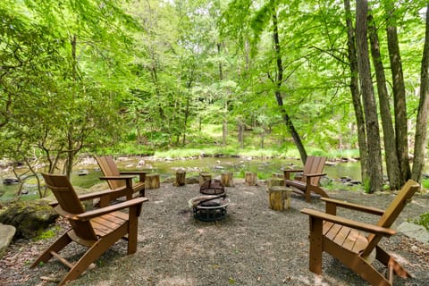 Woodsy Big Bass Lake Hideaway w/ Fire Pit + Deck! House in Pocono Mountains