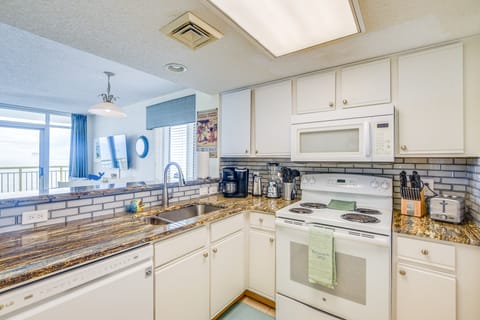 2 Mi to Barefoot Landing: Condo w/ Beach Access! Apartment in Atlantic Beach