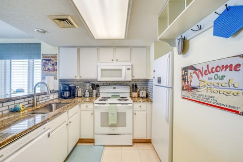 2 Mi to Barefoot Landing: Condo w/ Beach Access! Apartment in Atlantic Beach