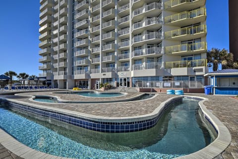 2 Mi to Barefoot Landing: Condo w/ Beach Access! Apartment in Atlantic Beach