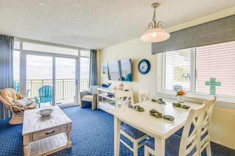 2 Mi to Barefoot Landing: Condo w/ Beach Access! Apartment in Atlantic Beach