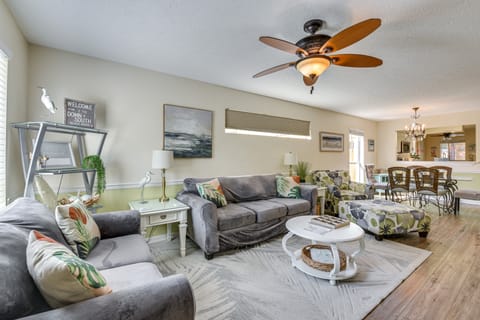 Breezy PCB Vacation Rental w/ Lanai, Walk to Ocean House in Panama City Beach