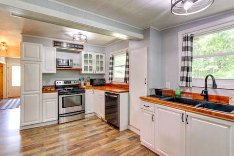 Pet-Friendly Murphy Home: Grilling Deck + Fire Pit House in Tennessee