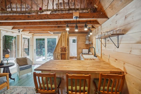 Gloversville Retreat with Patio & Lake Access! Apartment in Capital District, NY, USA