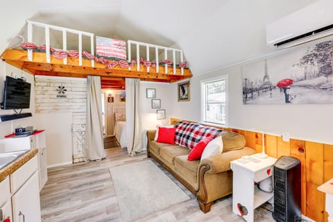 Paris Vacation Rental ~ 22 Mi to Mount Magazine! House in Arkansas