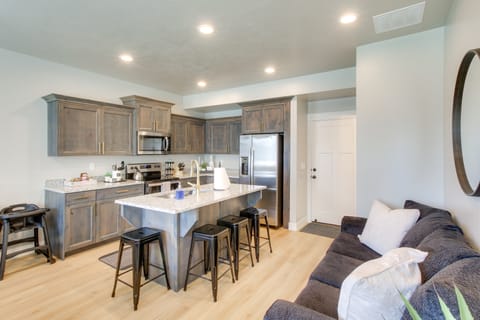 Garden City Townhome, Close to Parks + Downtown! Apartment in Garden City