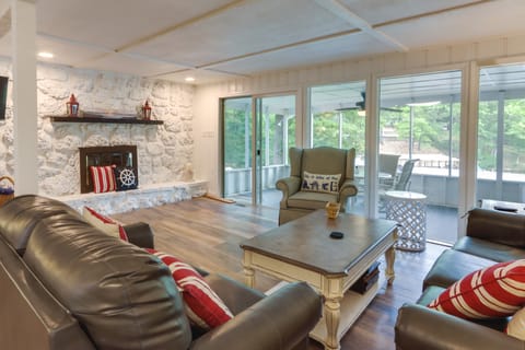 Dock + Screened Porch: Lake of the Ozarks Getaway! House in Lake of the Ozarks