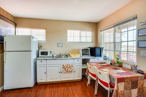 Westminster Apartment w/ Balcony, Near Disneyland! Apartment in Westminster