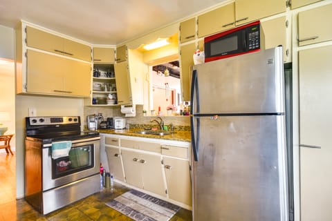 1 Mi to Madeira Beach: Getaway w/ Patio & Grill House in North Redington Beach