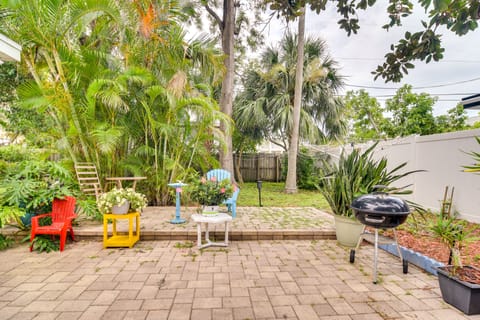 1 Mi to Madeira Beach: Getaway w/ Patio & Grill House in North Redington Beach